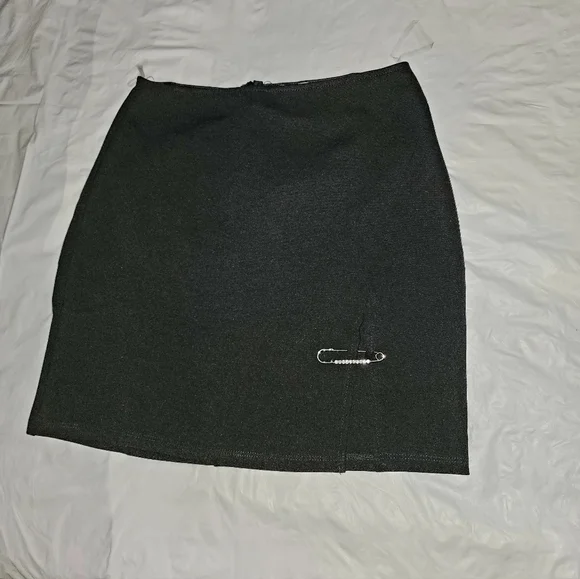 NWT Dolls Kill Sexy Classy Black Skirt , With Blinged Put Safety Pin 🧷 - Picture 5 of 9
